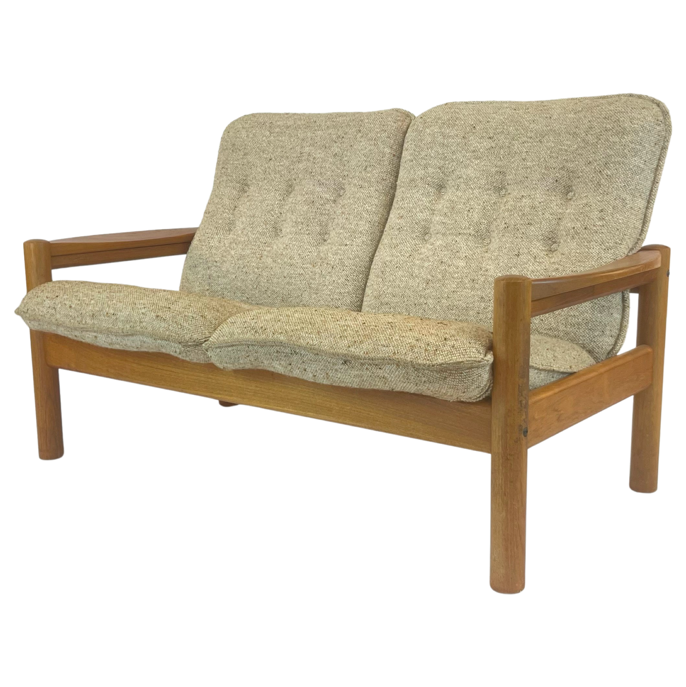 Love Seat by Domino Moebler